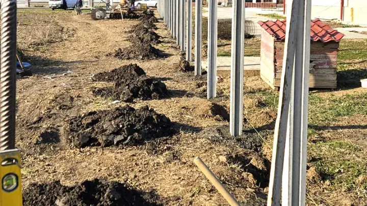 Montaža ograde: iskopi i betonski stubovi na terenu