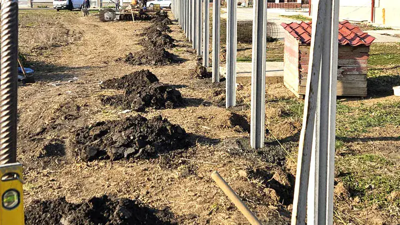 Montaža ograde: iskopi i betonski stubovi na terenu