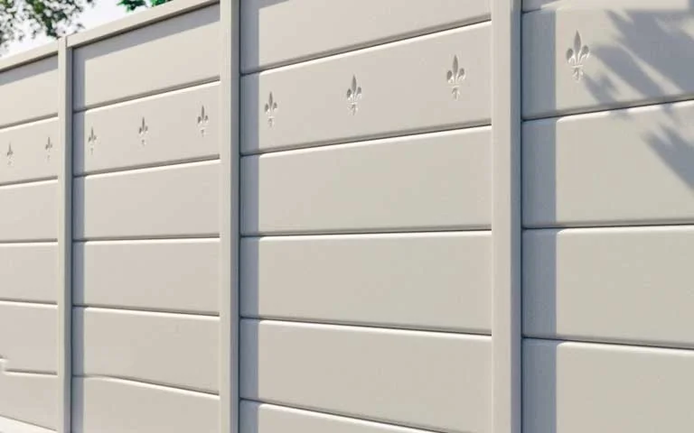 Betonska ograda sa horizontalnim panelima i redom reljefnih ljiljana