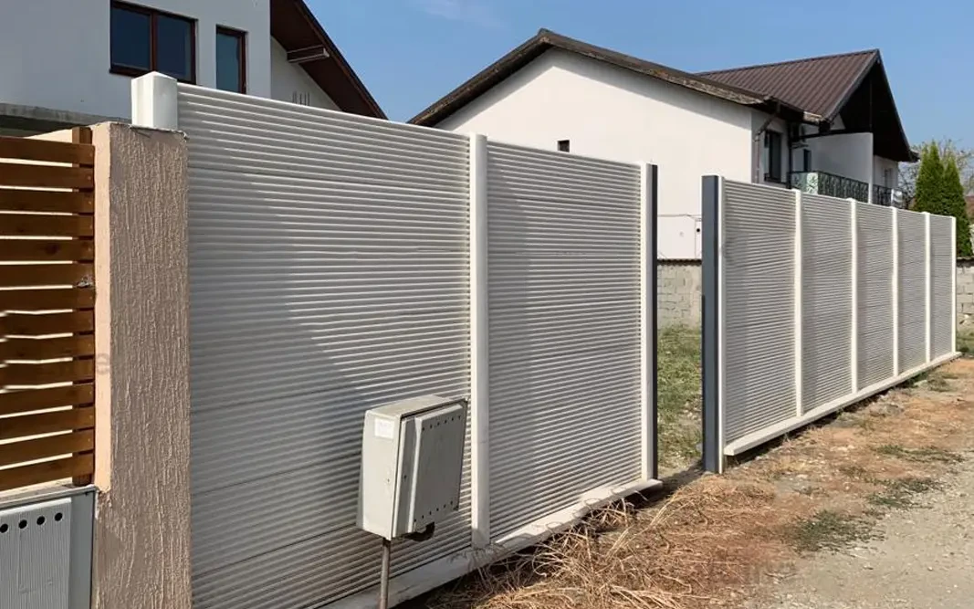 Betonska ograda sa finim horizontalnim reljefom ispred kuće
